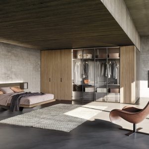 Elegantemente arredato in stile moderno con mobili in legno naturale, grande armadio a muro con ante scorrevoli in vetro, zona notte raffinata, atmosfera calda e confortevole.