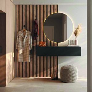 Elegante specchio rotondo con illuminazione a LED, arredamento moderno, mobile sospeso, elementi decorativi in ceramica, vaso con fiori secchi, seduta imbottita e scarpe da punta, design di interni.