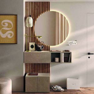 Luci a LED integrate in un grande specchio rotondo nel ingresso di una casa moderna, con mobiletto e decorazioni minimaliste, ideale per arredi di design.