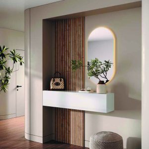 Elegante mobile ingresso con specchio a LED, arredamento moderno in legno e bianco, piante decorate, accessori di design, ideale per un ambiente accogliente e raffinato - Alpe Arredi.