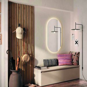 Elegante cabina armadio con pannello in legno di design, specchio a LED integrato, seduta con cuscini decorativi, illuminazione moderna, ideale per arredare ingresso o zona riposo in stile minimal e funzionale.