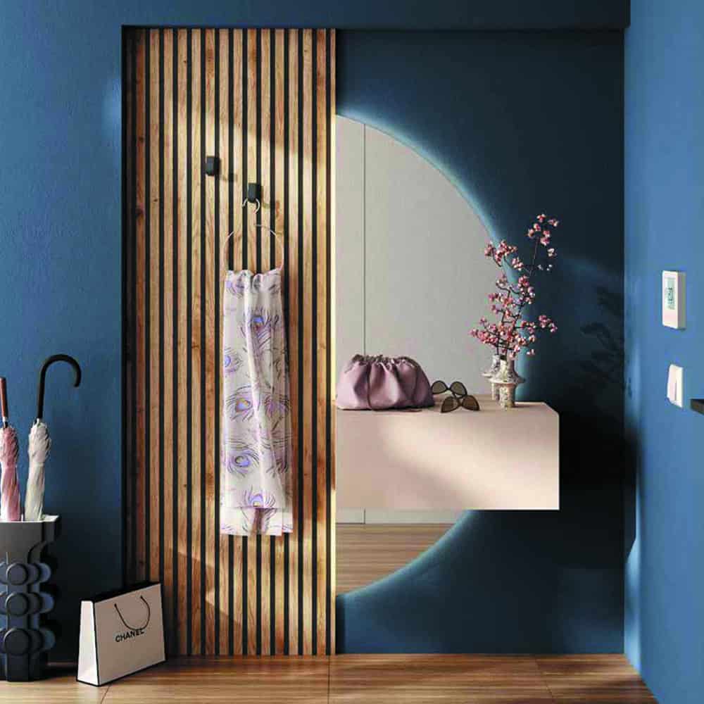 COMP 299 Elegante cabina armadio in legno con design moderno, perfetta per arredi di case di alta qualità, con dettagli estetici e funzionali.
