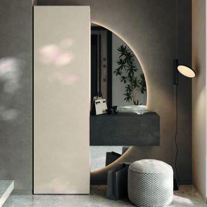 Moderno arredo di interni con elemento divisorio minimalista e specchio rotondo con illuminazione LED integrata. Ideale per ambienti eleganti e di design, con complements in stile contemporaneo.