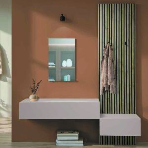 Elegante ingresso con mobile sospeso e pantaliera in legno e laccato bianco, combinato con parete in legno con doghe verticali, perfetto per arredi moderni e di design.