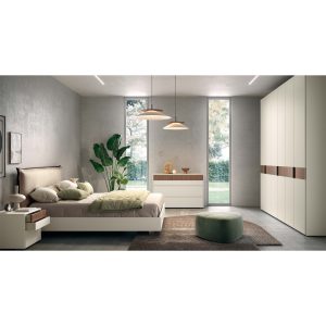 Camera da letto moderna con arredi minimalisti, pareti grigie, grande armadio bianco e finestra con vista sul giardino, decorazioni eleganti e atmosfera rilassante.