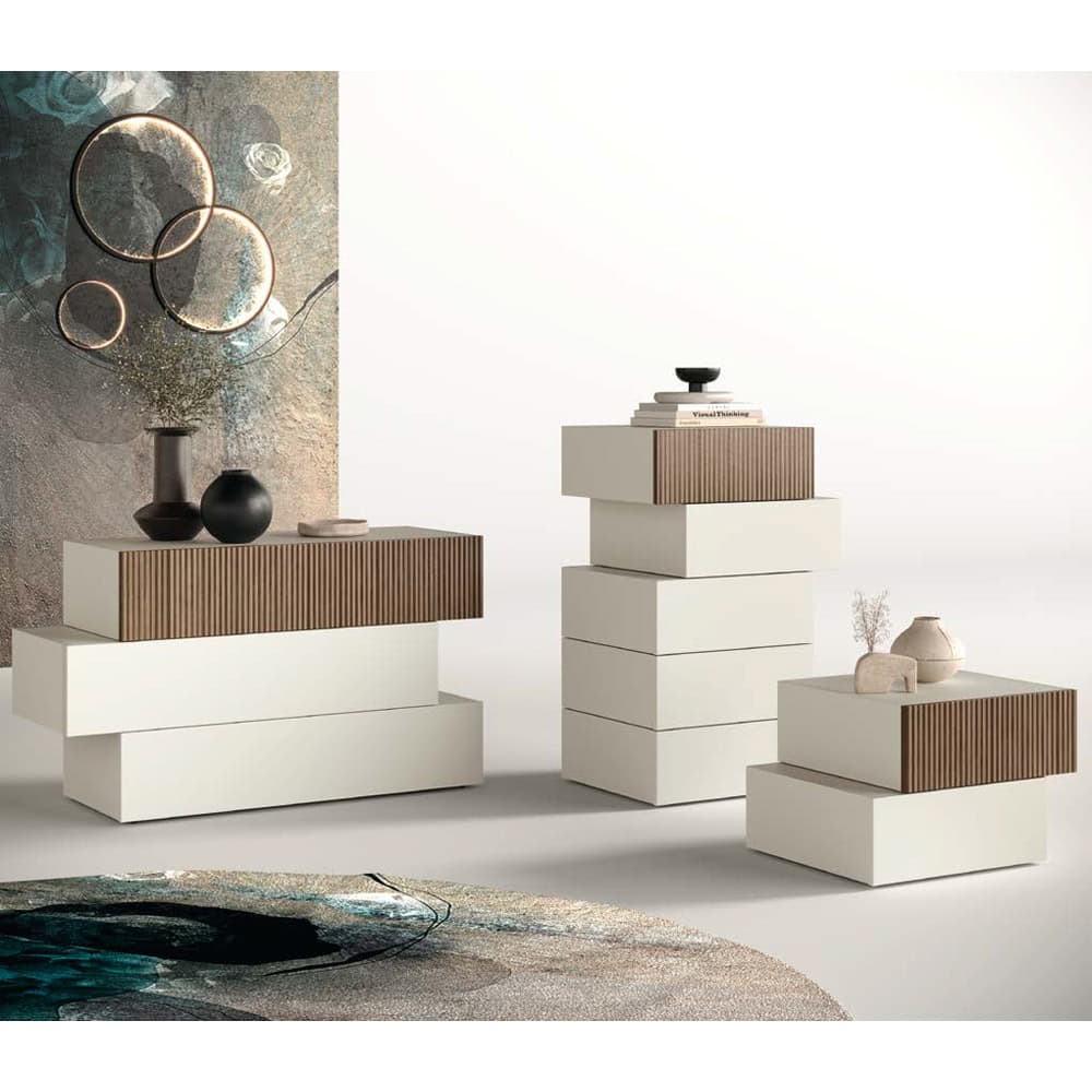 2 Pannelli modulari in stile minimalista con finiture in legno e bianco, decorati con vasi e oggetti di design, ideali per arredi moderni e eleganti.