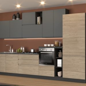 Cucina moderna con ante in legno chiaro e pensili grigi, illuminata da luci soffuse, con elettrodomestici integrati e spazio per la preparazione dei pasti.