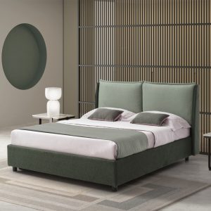 Letto matrimoniale con testiera imbottita verde in stile moderno, in una camera elegante con pareti in legno e decorazioni minimaliste.