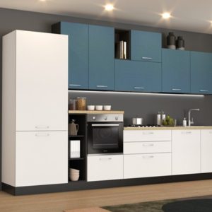 Elegante cucina moderna con ante blu e bianche, piano di lavoro in laminato e spazio di stoccaggio ottimale, ideale per ambienti contemporanei e funzionali.