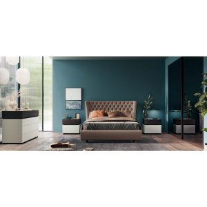 Camera da letto moderna con parete blu, letto con testiera imbottita e mobili coordinati, decorazioni eleganti e piante verdi.