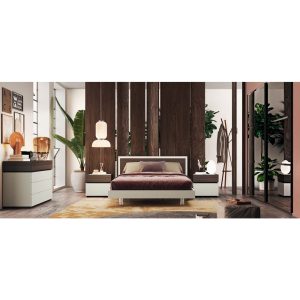 Camera da letto moderna con mobili in legno scuro, letto con testiera beige, piante verdi e decorazioni eleganti, ambientazione di design di interni di alta qualità.