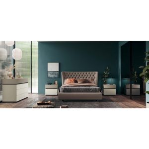 Camera da letto moderna con parete blu, letto imbottito e mobili eleganti, decorata con piante e luci soffuse, stile contemporaneo di Alpe Arredi.
