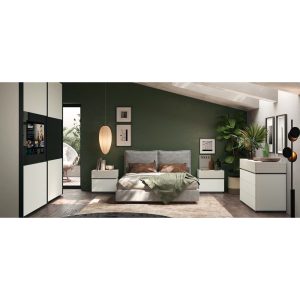 Camera da letto moderna con parete verde, mobili bianchi e decorazioni eleganti, ambientazione luminosa e accogliente.