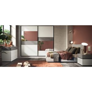 Camera da letto moderna con armadio a specchio, letto con biancheria colorata e mobili eleganti in stile contemporaneo.