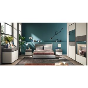 Camera da letto moderna con pareti blu, mobili bianchi e decorazioni eleganti, ideale per arredi di alta qualità di Alpe Arredi.