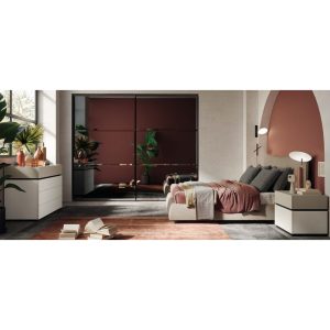 Interno moderno con divano grigio, armadio a specchio e decorazioni di design, ambientazione elegante e accogliente.