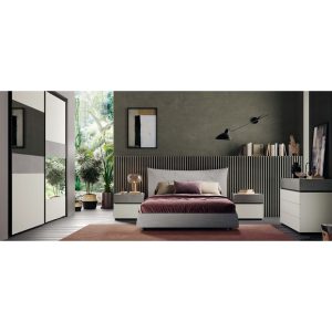 Camera da letto moderna con arredi eleganti e decorazioni minimaliste, grande finestra con vista sul giardino, pareti grigie e mobili bianchi.