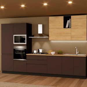 Elegante cucina moderna con mobili in finitura marrone scuro e ante in legno chiaro, dotata di elettrodomestici integrati, piano di lavoro in legno e illuminazione soffusa per un ambiente accogliente.