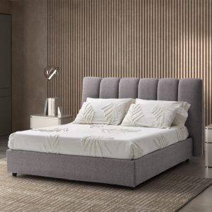 Letto matrimoniale con testiera imbottita grigia in stile moderno, in una camera elegante con pareti in legno e arredi minimalisti.