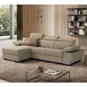 Divano angolare moderno in tessuto beige in soggiorno con parete in legno e scaffale decorativo.