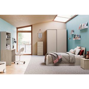 Camera da letto moderna con pareti azzurre, armadio bianco, scrivania e sedia, decorazioni e librerie a parete, ambiente luminoso e accogliente.