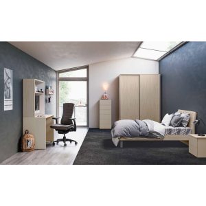 Interno di una camera moderna con pareti blu, letto, armadio, scrivania e sedia ergonomica, ambiente luminoso e accogliente.