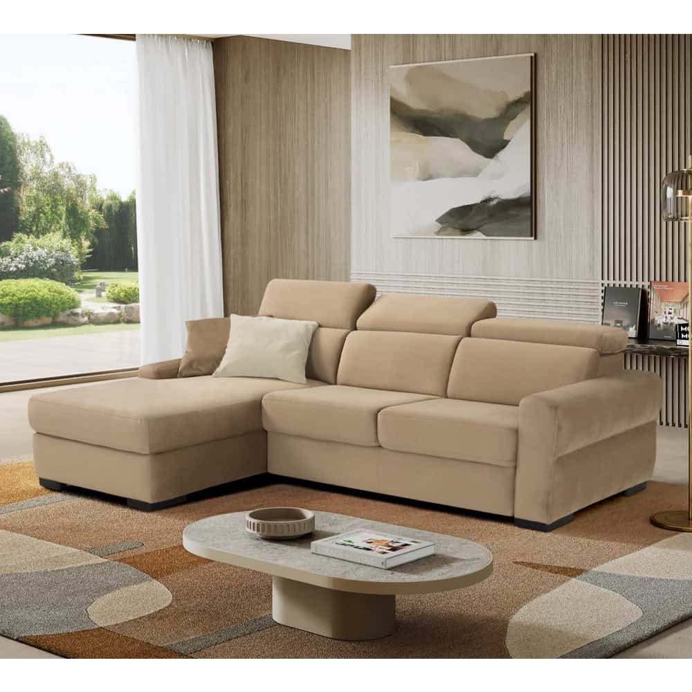 1 Divano beige moderno in soggiorno con parete in legno e decorazioni astratte, grande finestra con vista sul giardino.