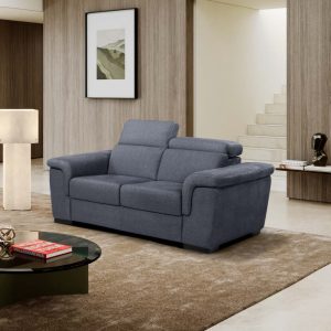 Divano moderno in tessuto blu in soggiorno elegante con pareti in legno e decorazioni minimaliste.