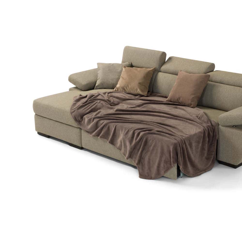 3 Divano moderno in tessuto beige con cuscini e coperta marrone, ideale per soggiorno elegante e confortevole.
