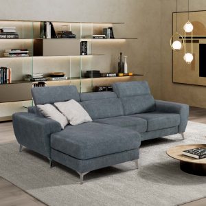 Divano moderno in tessuto grigio con chaise longue in un soggiorno elegante e minimalista.