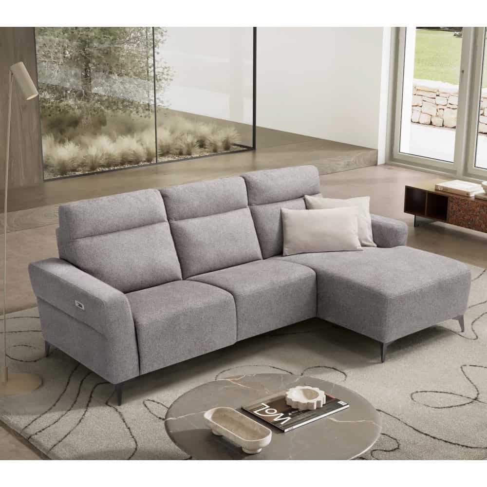 Divano moderno grigio in soggiorno con grande finestra e decorazioni minimaliste.