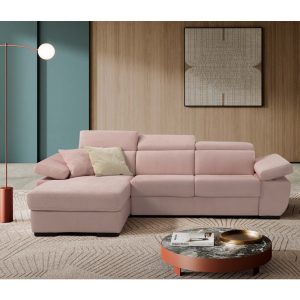 Divano moderno in tessuto rosa chiaro con cuscini abbinati, in un soggiorno elegante con pareti in legno e decorazioni minimaliste.