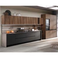 Cucina moderna con ante in legno e piano in pietra, design elegante e funzionale.