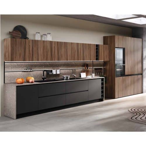 Cucina moderna con ante in legno e piano in pietra, design elegante e funzionale.