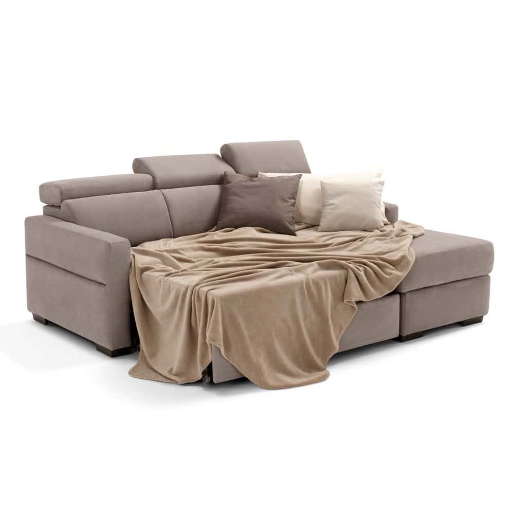 Divano angolare in tessuto beige con cuscini e coperta morbida, ideale per soggiorno elegante e confortevole.