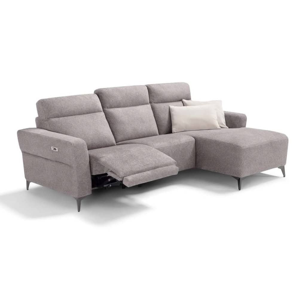 Divano angolare moderno in tessuto grigio con chaise longue e cuscino bianco, ideale per soggiorni eleganti e funzionali.