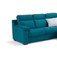 Divano con chaise longue FRANCY in tessuto blu con cuscino bianco, design moderno e confortevole.