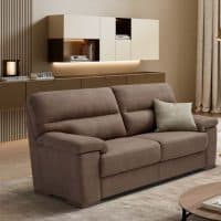Divano 3 posti GIUDY in tessuto beige con cuscino coordinato, ambiente moderno e accogliente.