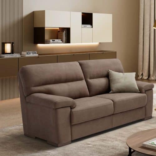 Divano 3 posti GIUDY in tessuto beige con cuscino coordinato, ambiente moderno e accogliente.