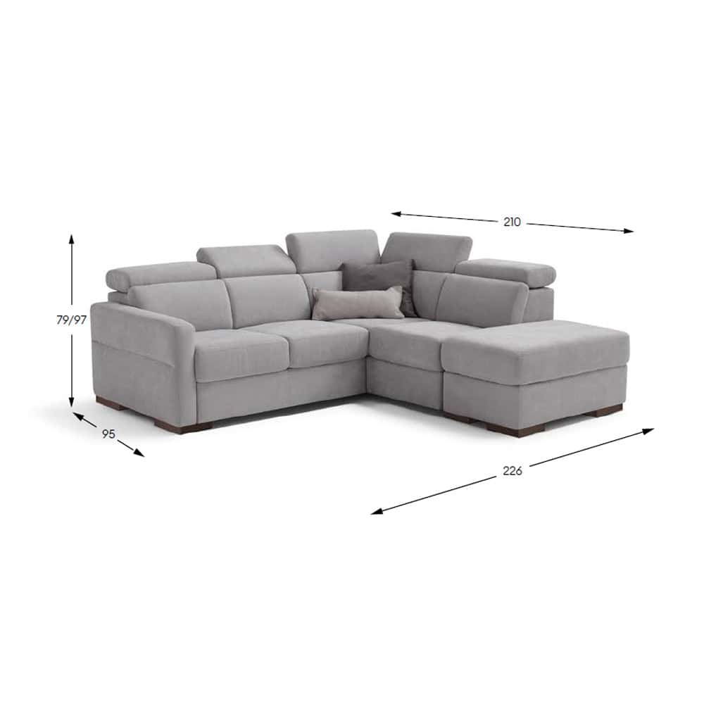 Divano angolare moderno in tessuto grigio con cuscini decorativi, dimensioni 226x210 cm, ideale per arredare soggiorni eleganti e funzionali.