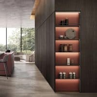 Scaffale moderno con illuminazione a LED e oggetti decorativi in una cucina elegante e minimalista.