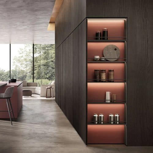 Scaffale moderno con illuminazione a LED e oggetti decorativi in una cucina elegante e minimalista.