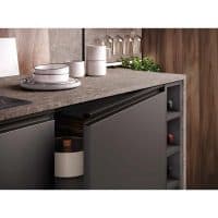 Dettaglio di una cucina moderna con ante grigie, piano in pietra e accessori di design, perfetta per ambienti eleganti e funzionali.
