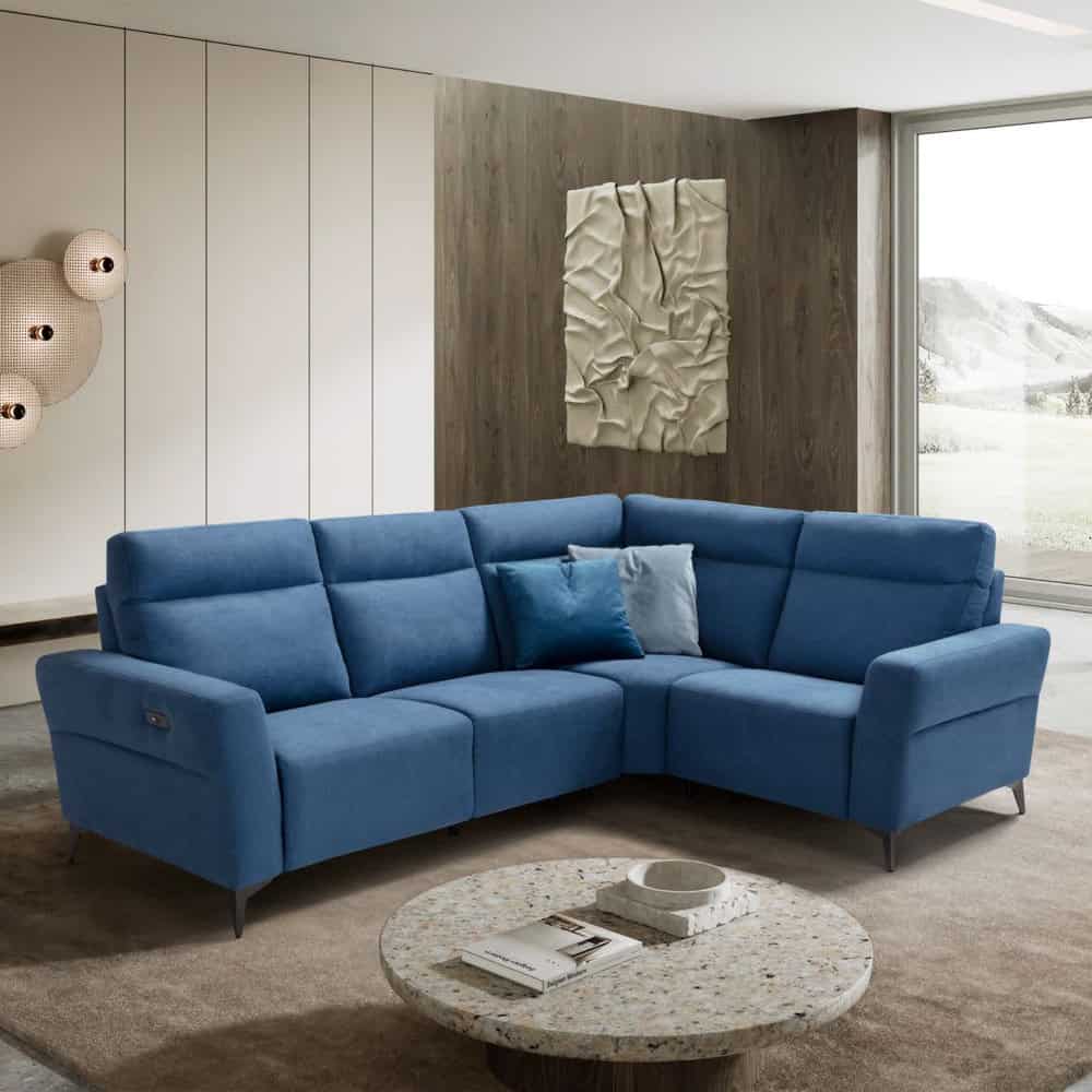 Divano angolare blu in soggiorno moderno con decorazioni minimaliste e grande finestra panoramica.
