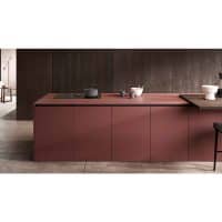 Cucina moderna con ante in finitura opaca color mattone e piano di lavoro in nero, ambientata in uno spazio elegante e minimalista.