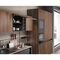 Cucina moderna con mobili in legno e dettagli in pietra, perfetta per ambienti eleganti e funzionali.