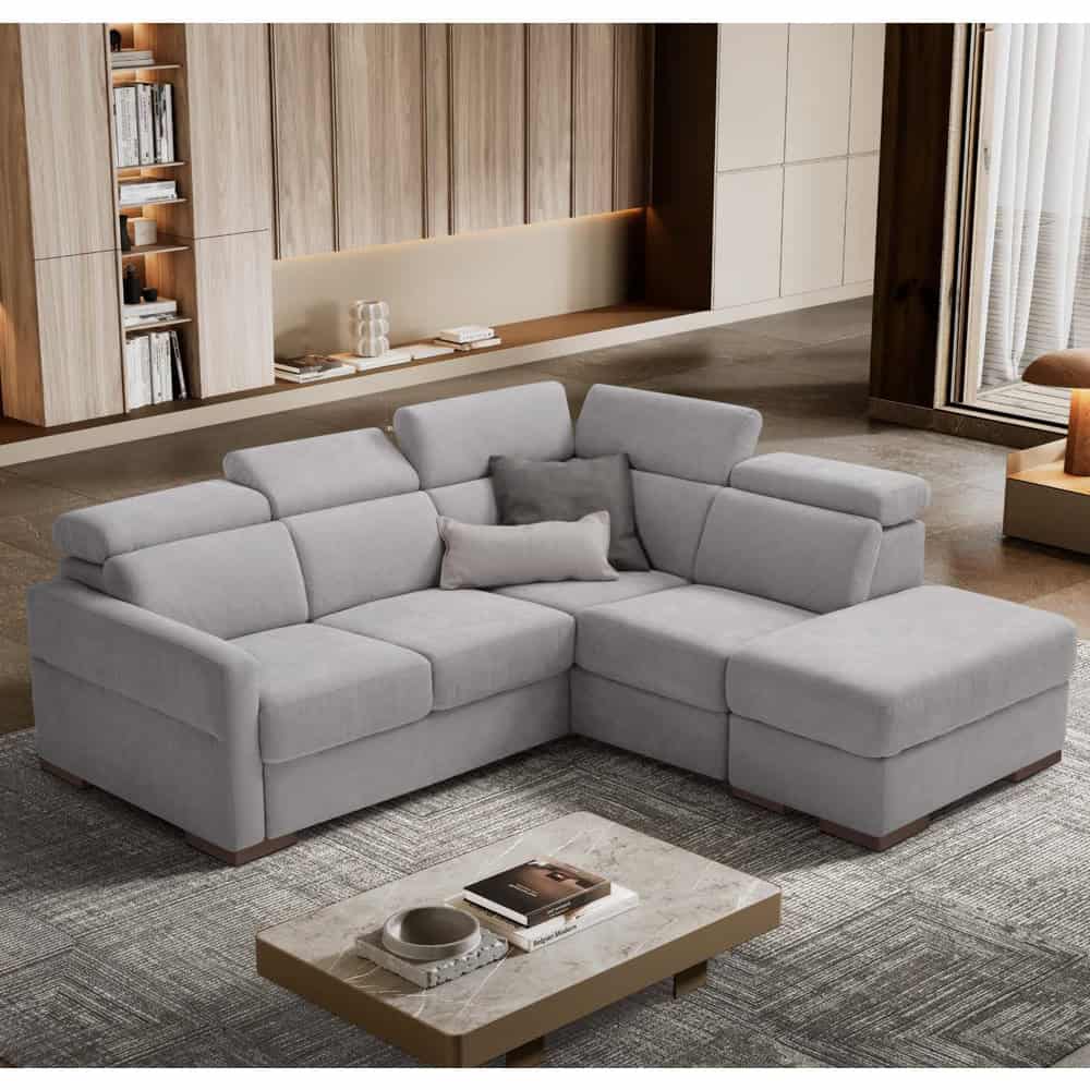 Divano angolare moderno in tessuto grigio chiaro in soggiorno elegante con arredi in legno e grande finestra con tende.