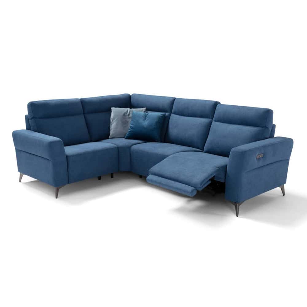 Divano angolare blu con poggiapiedi reclinabile e cuscini coordinati, perfetto per soggiorni moderni e confortevoli.