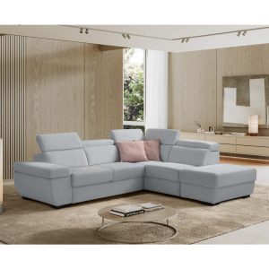 Divano angolare moderno in tessuto grigio chiaro in soggiorno elegante con pareti in legno e grande finestra con vista sul giardino.