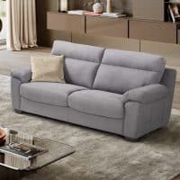 Divano 3 posti FRANCY in tessuto grigio chiaro in soggiorno moderno con mobile sospeso e tappeto beige.